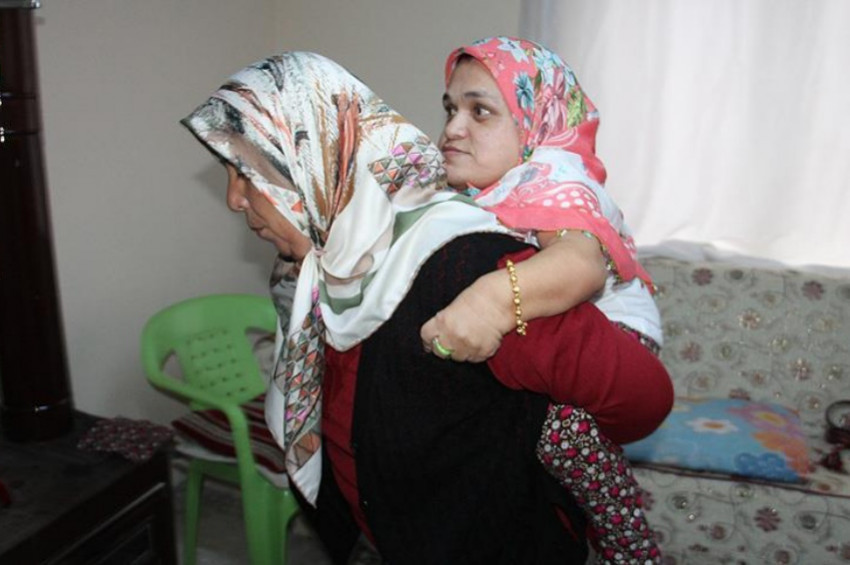 Manisalı anne kızını 35 yıldır sırtında taşıyor