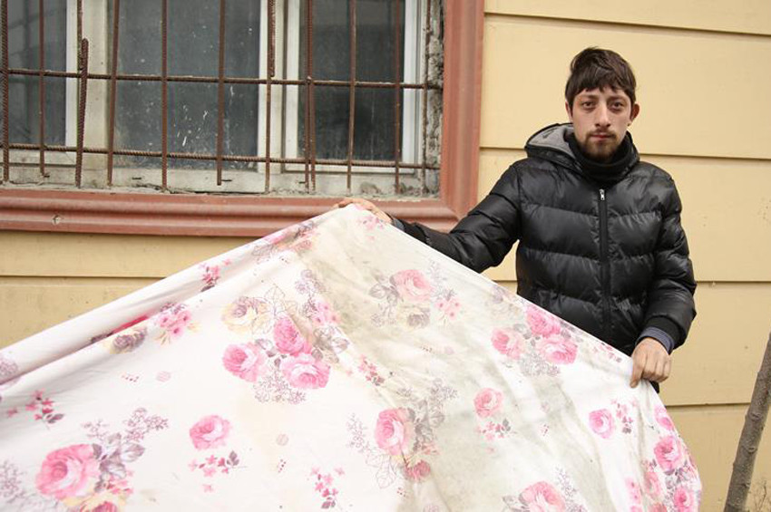 Camdan düşen çocuğu vatandaşlar kurtardı