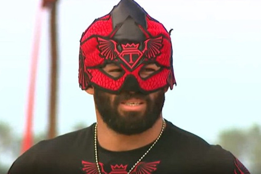 Turabi, Survivorda neden maske takıyor?