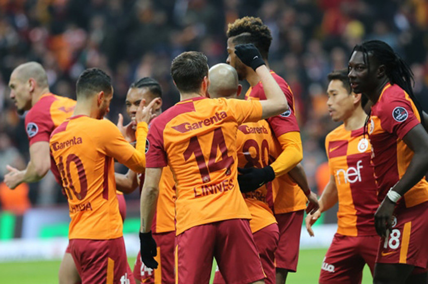 Galatasaray, Antalyasporu yenerek liderliği yakaladı