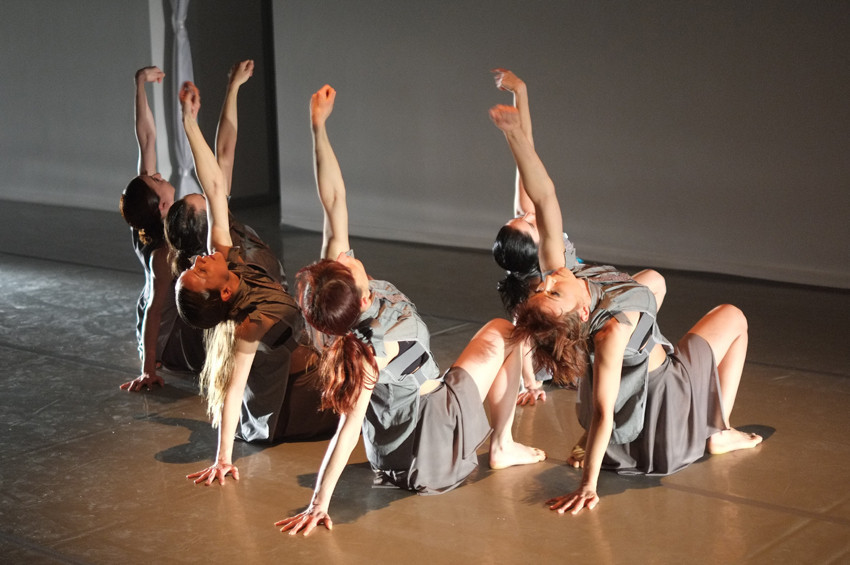 Akbank Sanatta mutluluğu sorgulayan dans