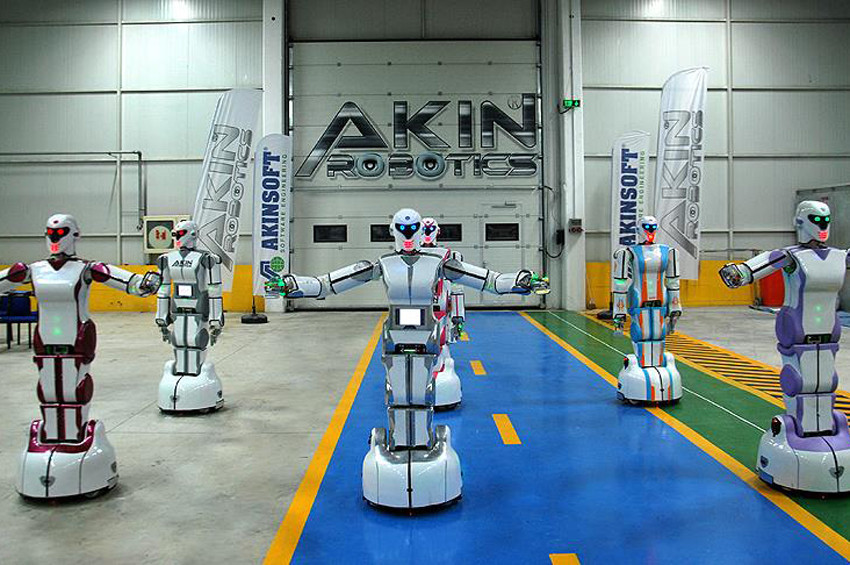 Yerli insansı robotlar oyun havası da oynuyor