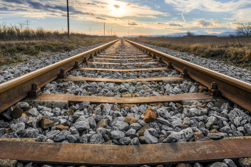 Tren yolundan rayları çaldılar