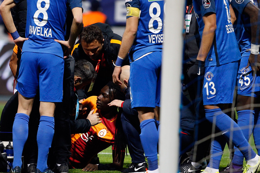 Galatasaraylı Gomis herkesi korkuttu