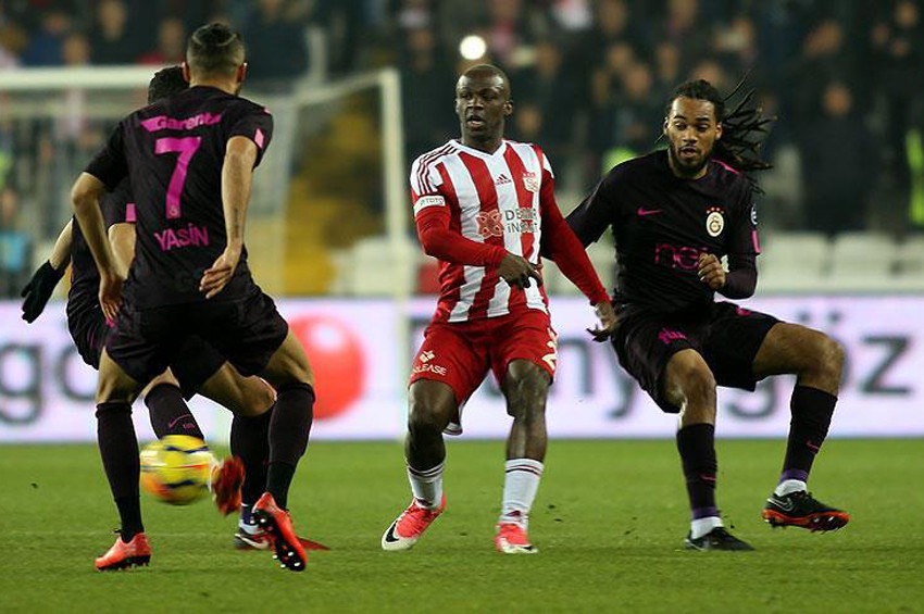 Galatasaray liderlik fırsatı kaçırdı