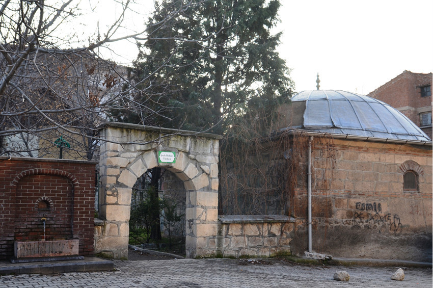 Tarihi türbenin kurşun levhaları çalındı