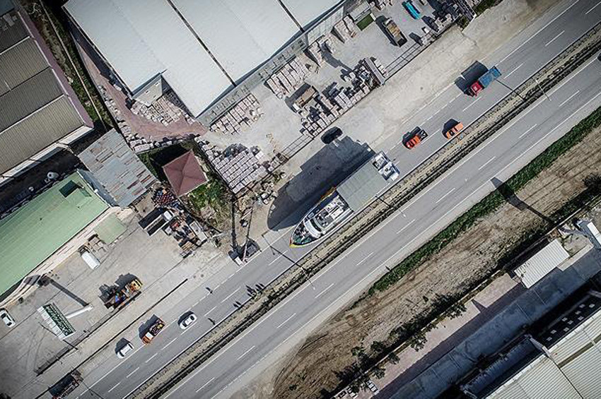 Gemiyi 10 saat boyunca karada yürüttüler