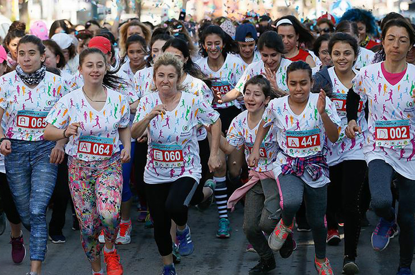 İzmirde Renkli Kadınlar Koşusu yapıldı