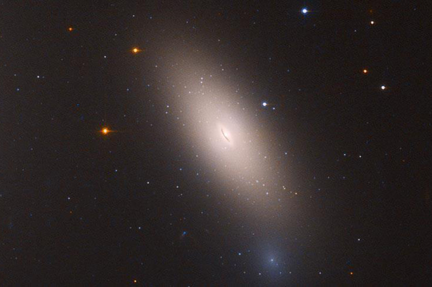 Perse Takımyıldızındaki kalıntı galaksi