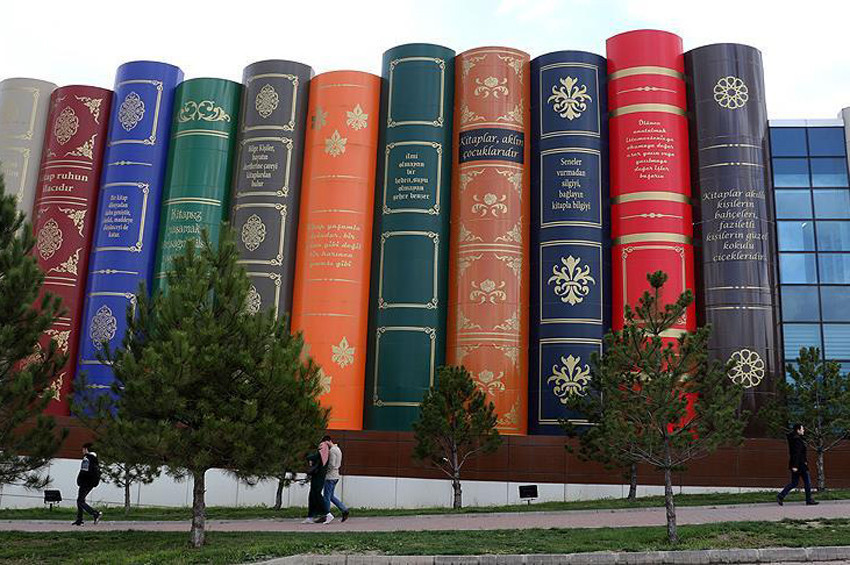 Kamil Güleç Kütüphanesinin içi de dışı da kitap