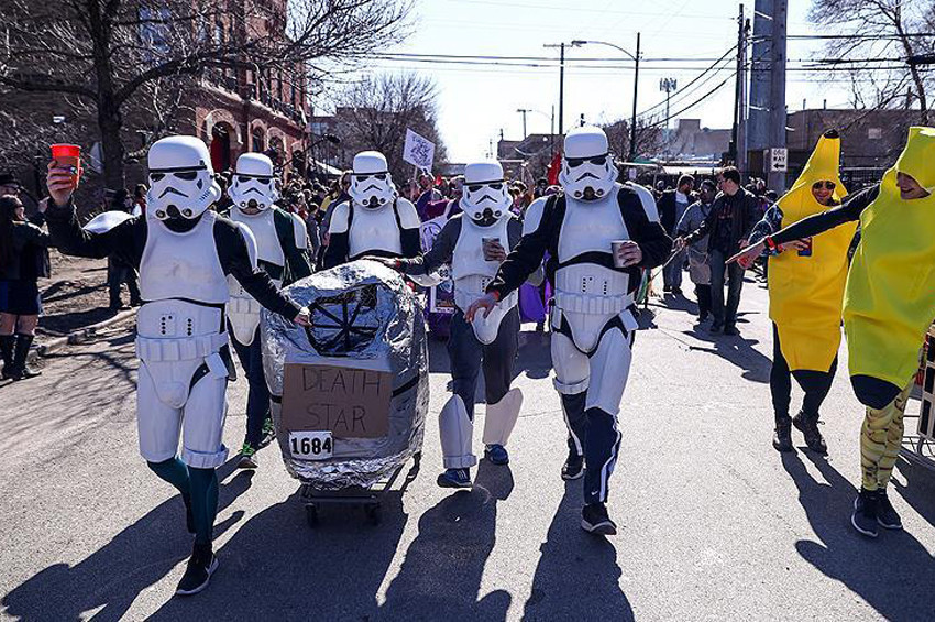 Market arabalarıyla yarışan özel kostümlüler