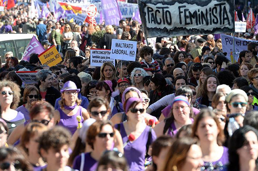 İspanyada kadınlar işte ve evde greve gidiyor