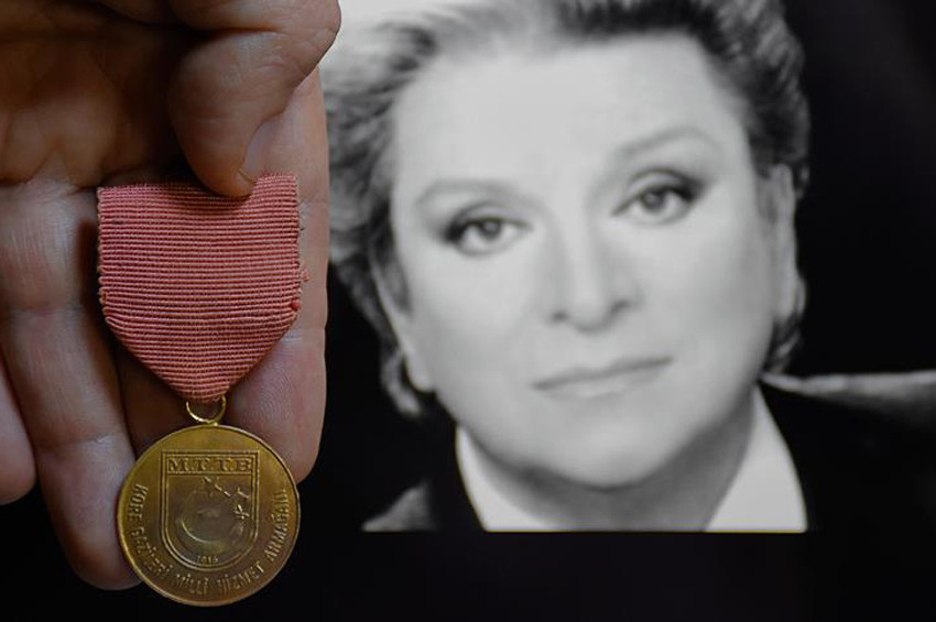 Zeki Müren madalyası antikacıda