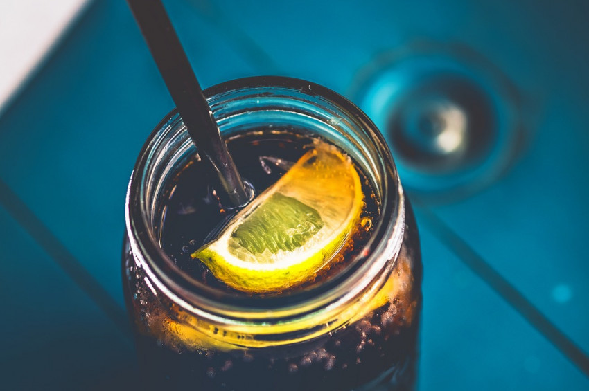 Şekerli içecek kadınların gebelik şansını azaltıyor