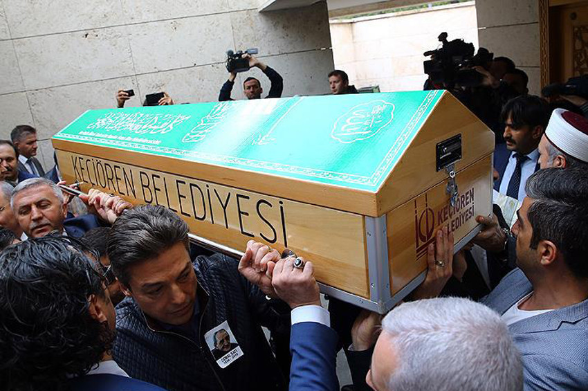 Cemal Safi dualarla toprağa verildi