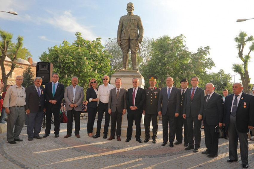 Edirneye kahraman Yusuf Kenanın heykeli dikildi