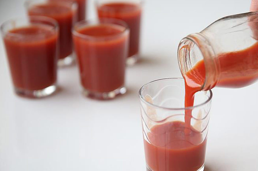 Томатный сок для похудения. Томатный сок с солью. Кефир с томатным соком. Томатный сок сверху. Вода вода томатный сок вода вода