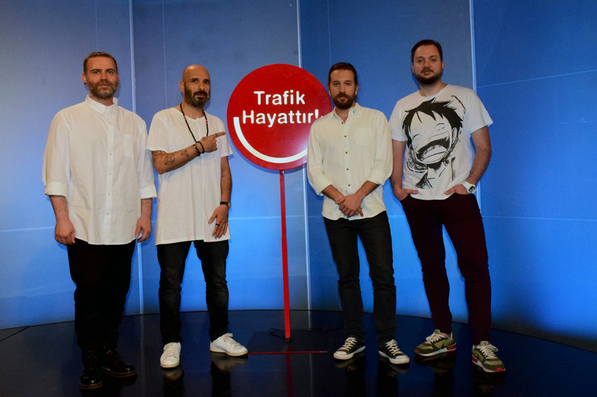 Ünlü Popçular uyardı: Trafik Hayattır