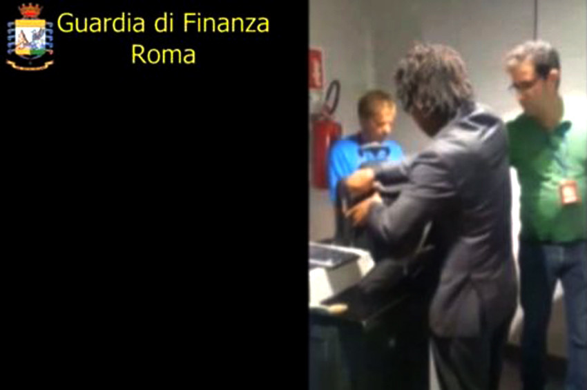 Uyuşturucu kaçıran sahte papaz aforozla tehdit etti