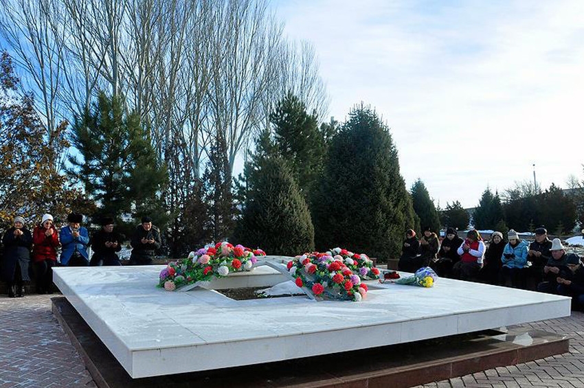 Cengiz Aytmatov mezarı başında anıldı