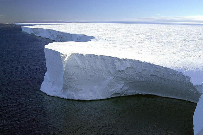Antarktikanın buzdağları eriyerek yıkılıyor