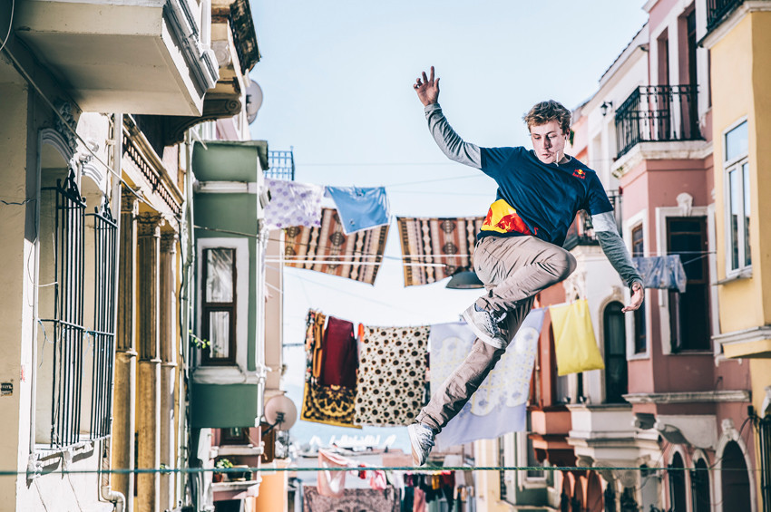 Alex Mason Fatihteki çamaşır ipleriyle gösteri yaptı