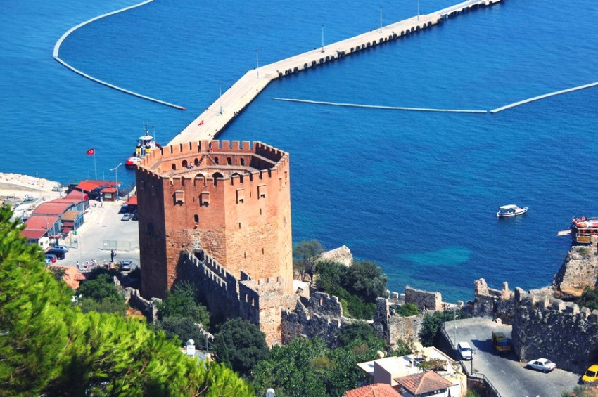 Alanya kalesinden düşen genç öldü
