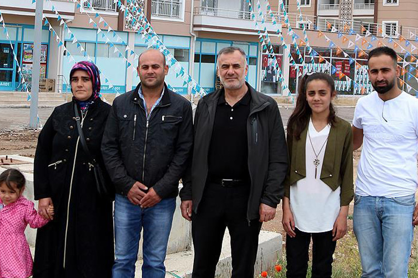 Sivaslı patron 20 çalışanına ev hediye etti