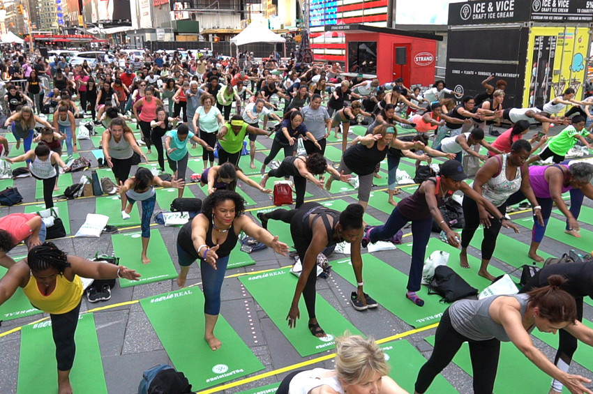 Dünya Yoga Gününde Times Meydanında yoga