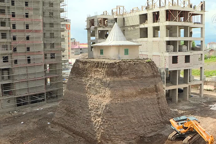 Kentsel dönüşüm alanındaki türbe bu hale geldi