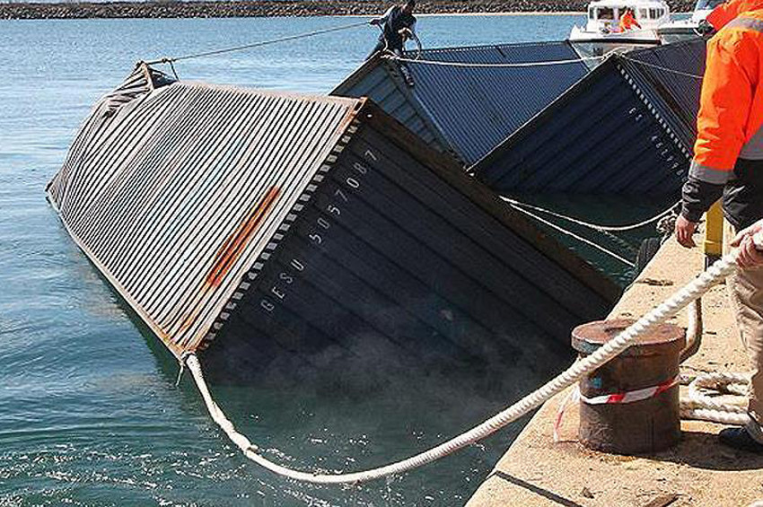 Gemiden düşen 83 konteyner kayboldu