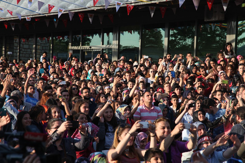 Zeytinburnu’nda saçılan mesir macunu kapışıldı