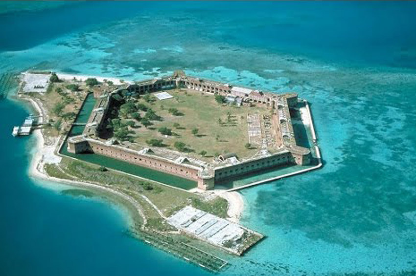 Tortuga Adası: Krallık düzeni, arzu ve hazlar
