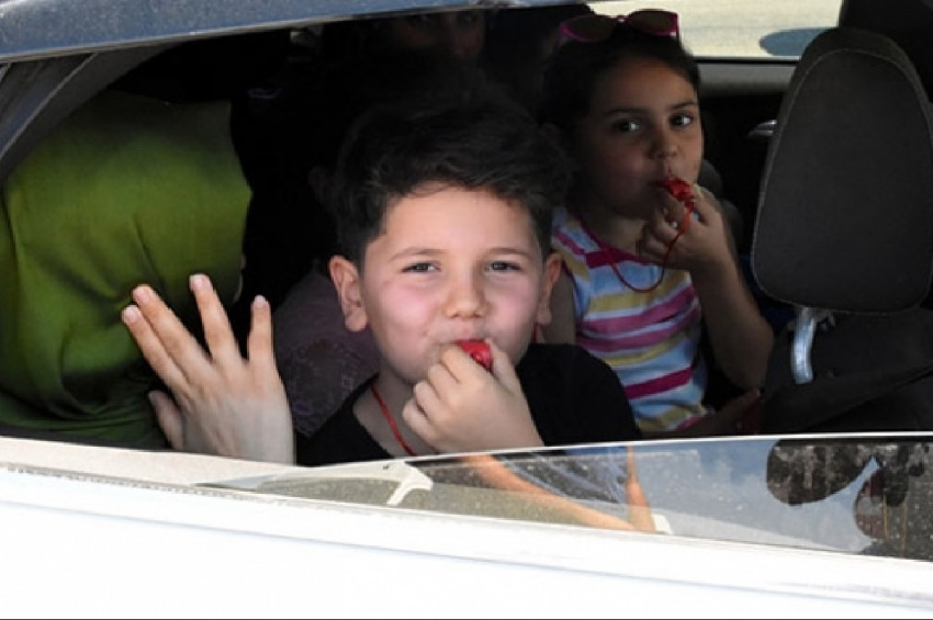 Çocuklardan hatalı araç süren ebeveynlerine kırmızı düdük