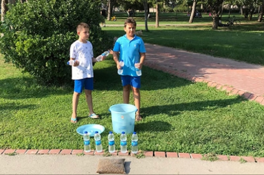 Hayvansever iki arkadaş su satarak sokak hayvanlarını besliyor