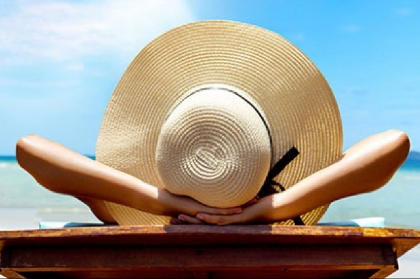 Korunmasız güneşlenmek cilt hastalıklarına neden oluyor