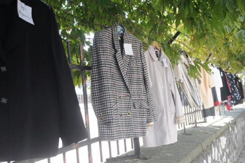 Yalovada askıda bayramlık giysiler ihtiyaç sahiplerini bekliyorl