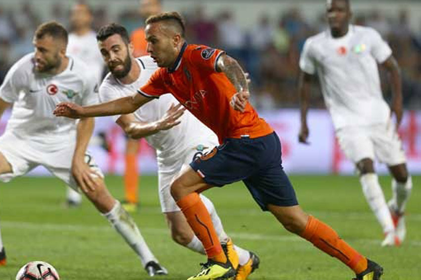 Başakşehir Akhisarsporu 3-1 mağlup etti