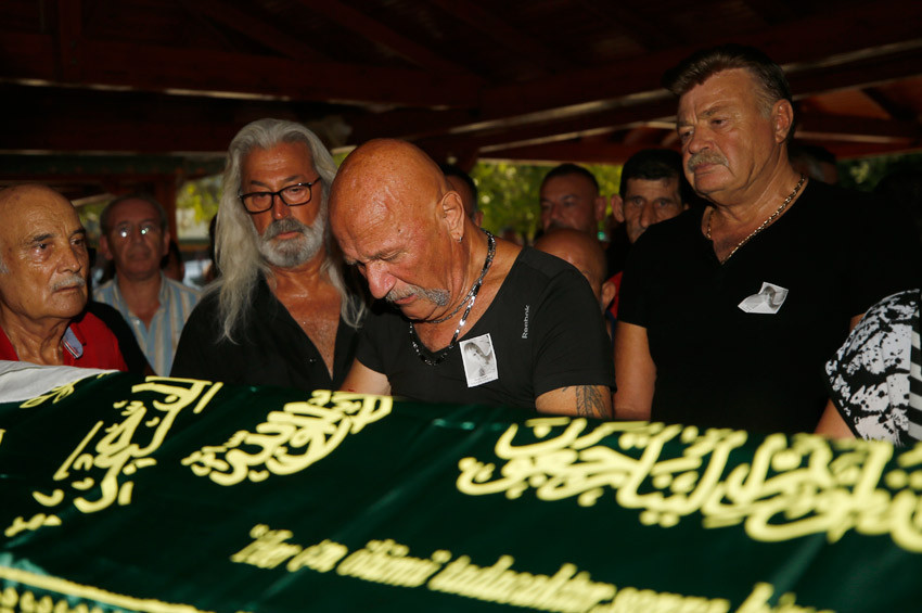 Coşkun Göğen kızını gözyaşlarıyla uğurladı