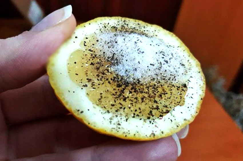 Ağrılara ve mide bulantısına çare; karabiber, limon ve tuz.