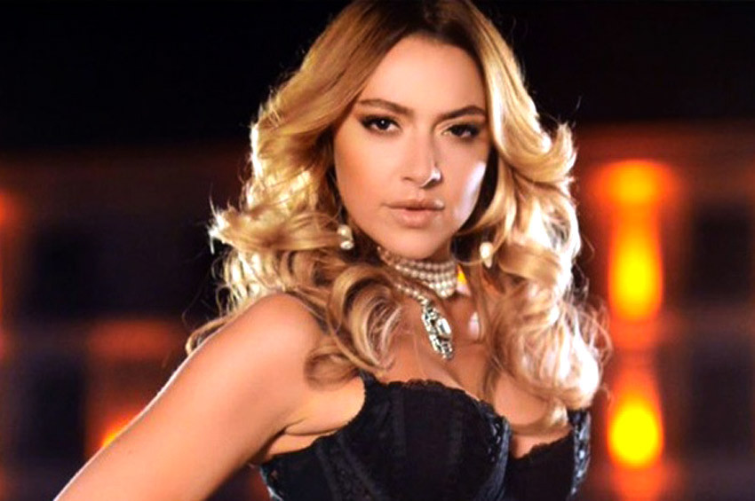 Hadise annesini Türkiyeden götürüyor