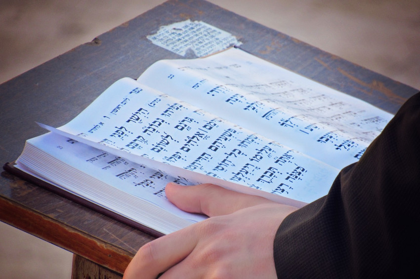 Adnan Oktarın evindeki Tevratın gizemi çözülemeye çalışılıyor