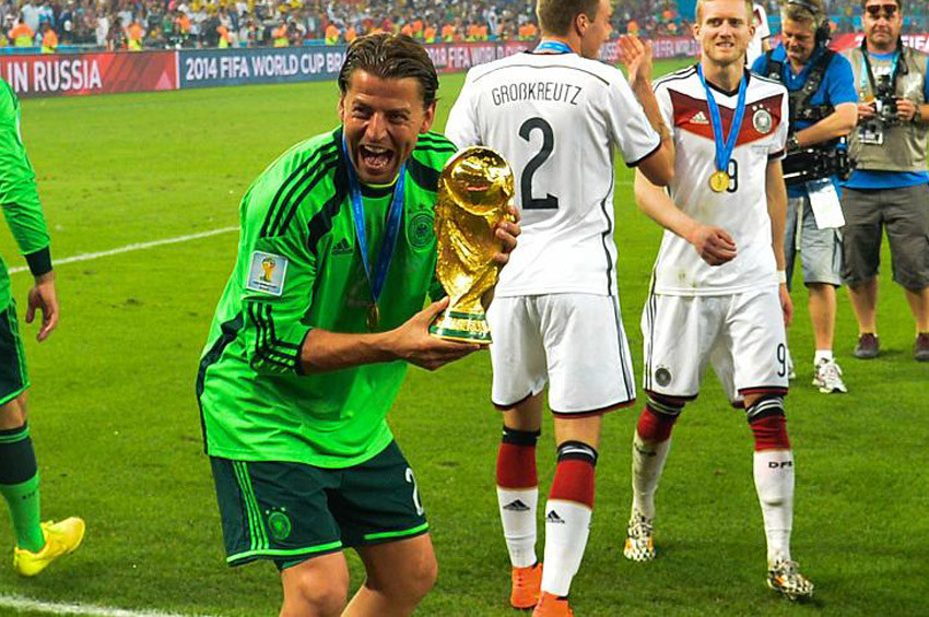 jübile maçında 2 gol attı 2 de penaltı kurtardı