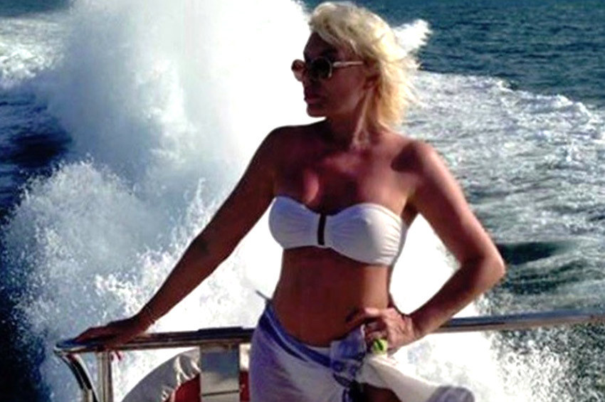 Ajda Pekkan bikinili tatil pozları yok artık dedirtti!