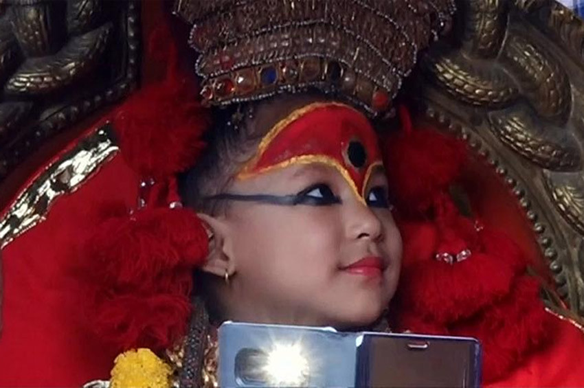 Nepalin 4 yaşındaki Tanrıçası halka buluştu