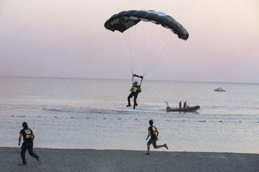 Hayko Cepkin konser alanına paraşütle indi