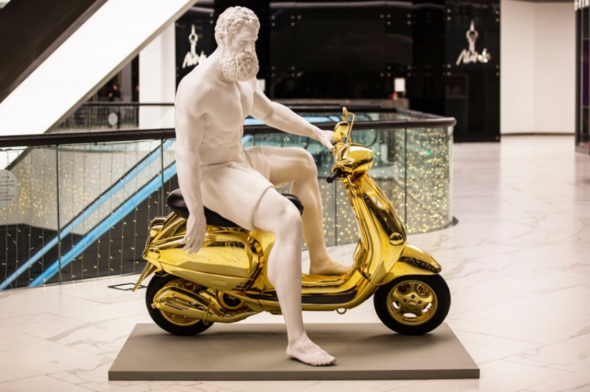 Motosikletli Herkül heykeli Atakulede