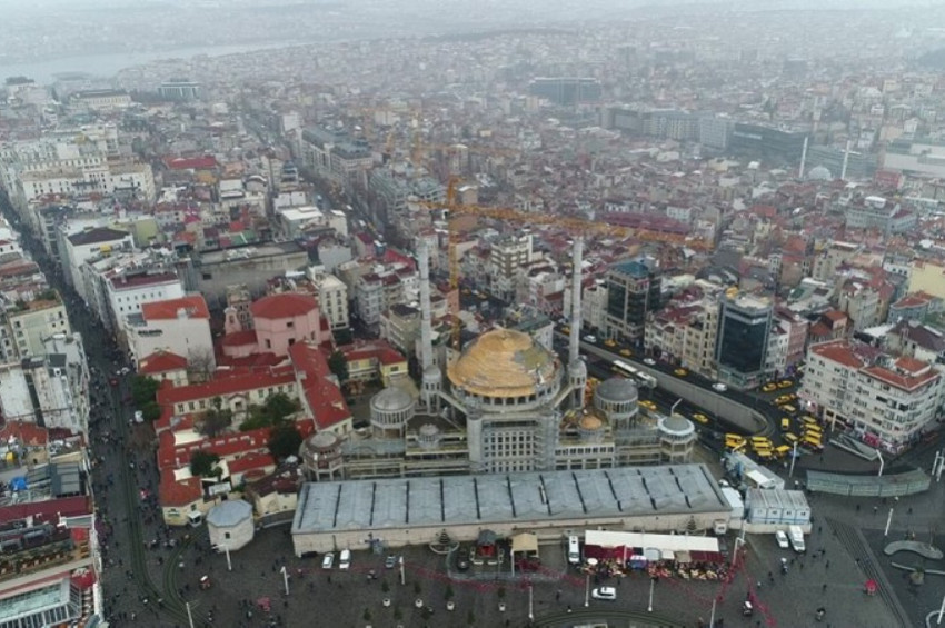 Taksim Camisinin alemi yerleştirildi