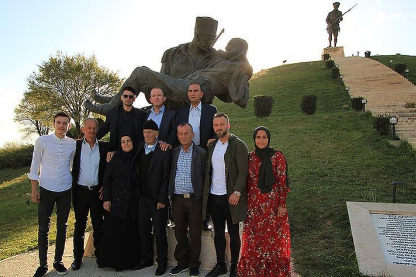 Şehit babasını kucağında taşıyan oğul