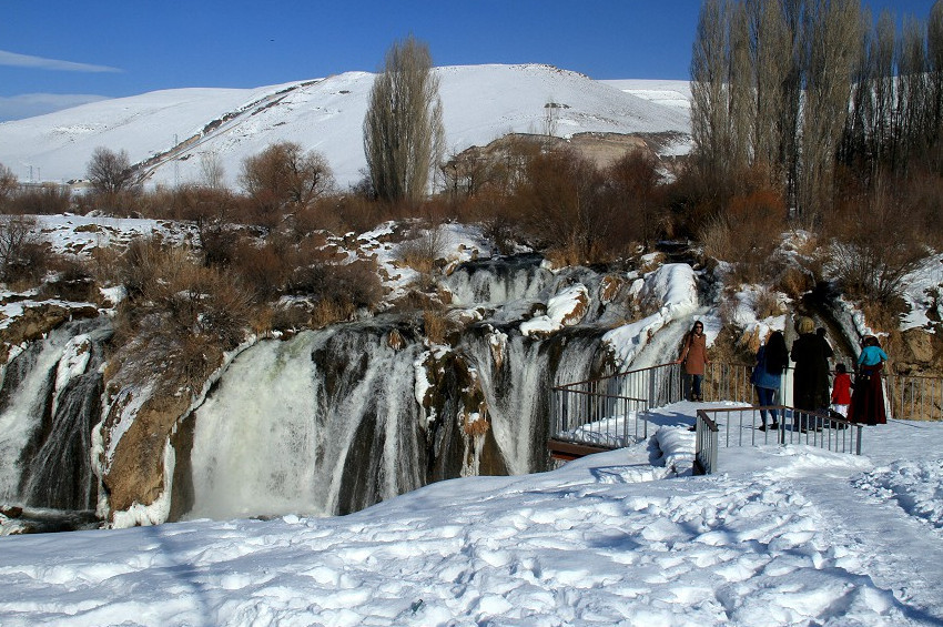Muradiye şelalesi dondu